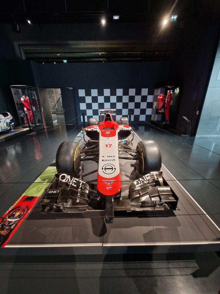 Jules Bianchis Formel-1- Bolide aus dem Jahr 2014, mit dem er beim Großen Preis von Japan 2014 verunglückte. Jules Bianchi, der aus Nizza stammte, erlag Monate später in seiner Heimatstadt seinen Verletzungen.