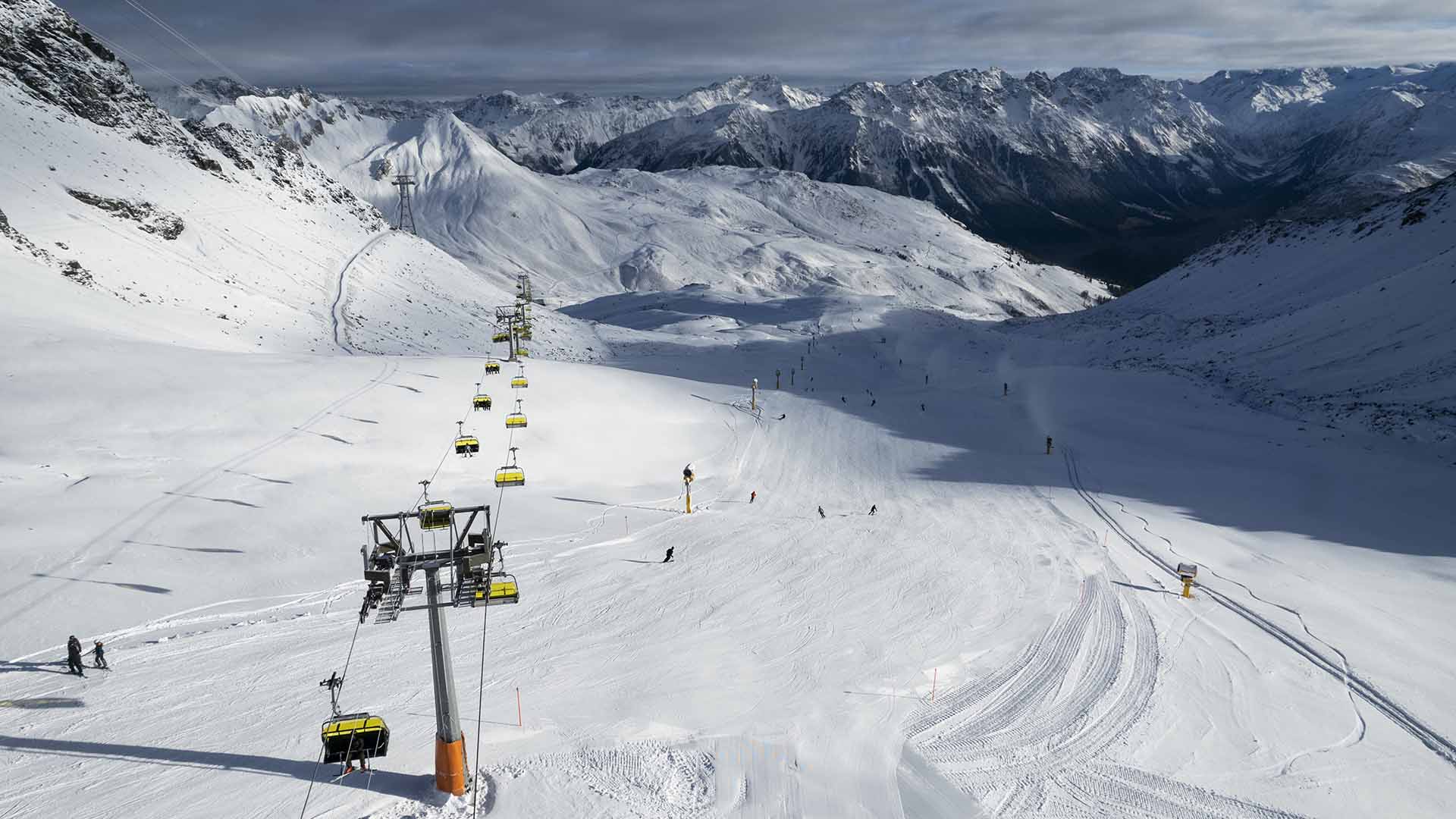 Die Piste im Skigebiet Parsenn, aufgenommen bei Eröffnung der Skisaison (Aufnahme mit einer Drohne). (zu dpa "Je nach Höhe sehr gute bis katastrophale Schweizer Skisaison") +++ dpa-Bildfunk +++